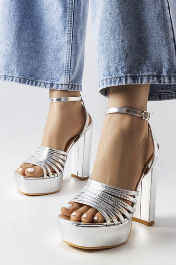 Sandales à talon épais...