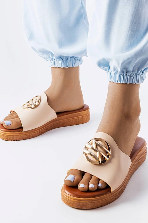 Les tongs compensées beiges de Michelle