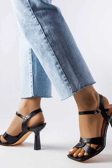 Sandales noires à talons... 2