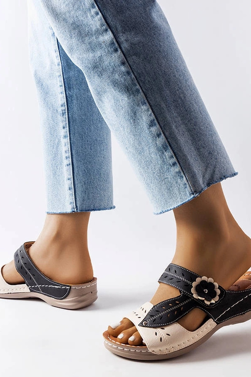 Tongs noires à talon compensé Jolanta