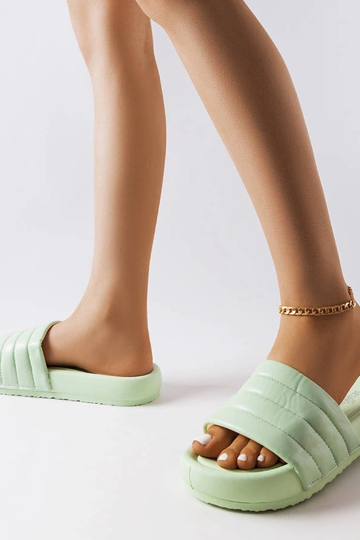 Tongs vertes décorées avec un...