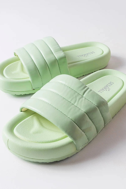 Tongs vertes décorées avec un...