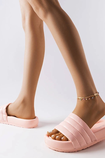 Tongs roses décorées avec... 2