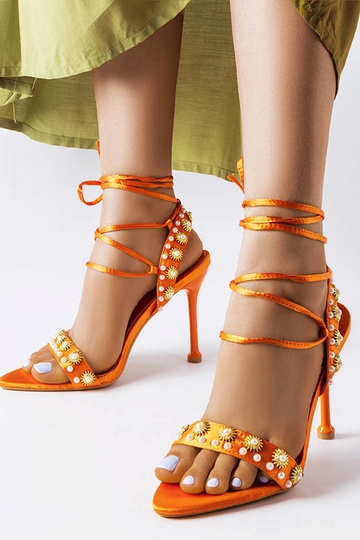 Sandales orange ornées de...