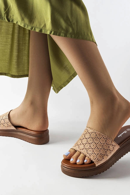 Claquettes roses ajourées avec...