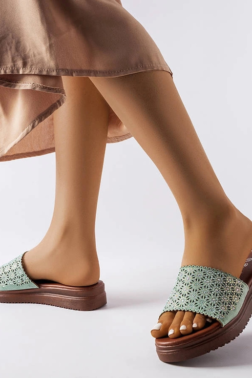 Tongs vertes ajourées avec zircons...