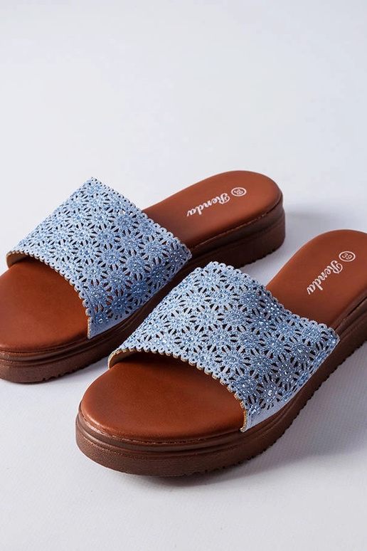 Claquettes bleues ajourées avec...