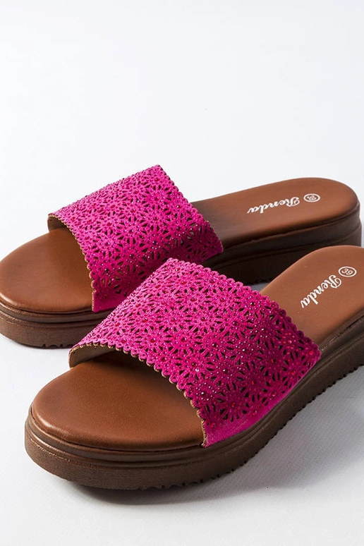 Mules ajourées rose foncé avec... Mules ajourées rose foncé avec...