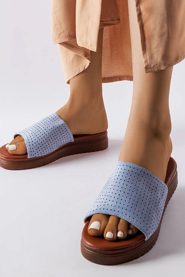 Tongs bleues ajourées par Idabel