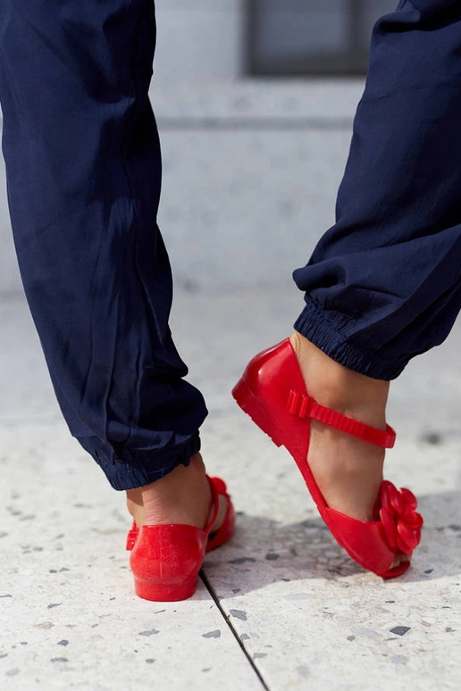Ballerines rouges avec une fleur...