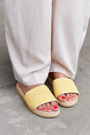 Tongs tressées jaunes...