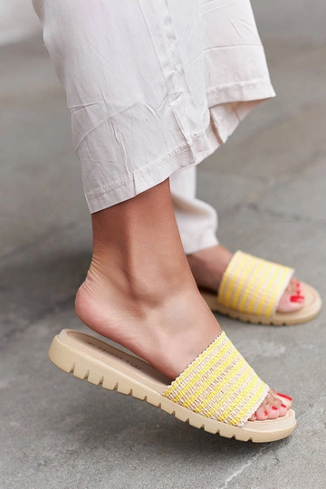 Tongs tressées jaunes... 2