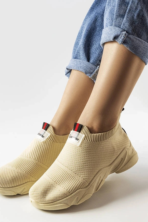 Chaussures de sport beiges à enfiler...