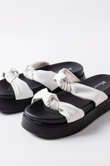 Chaussons blancs sur plateforme, « Katelin »