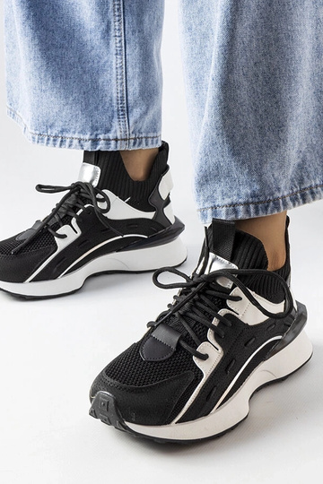 Baskets stylées noires et...