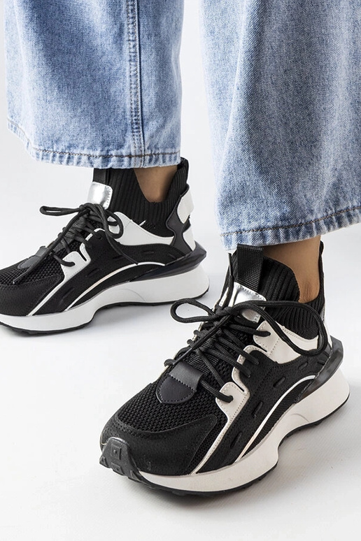 Baskets stylées noires et blanches...