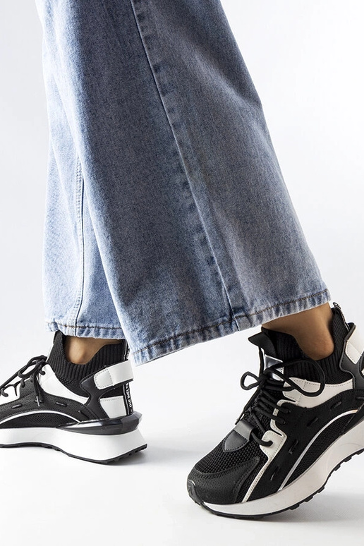 Baskets stylées noires et blanches...