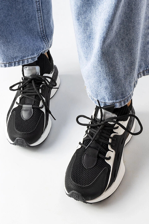 Baskets stylées noires et blanches...