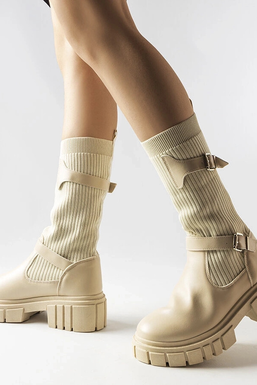 Bottes élégantes beiges à tige... Bottes élégantes beiges à tige...