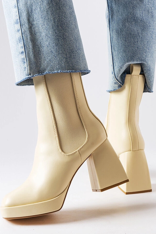 Bottines couleur sable sur talon... Bottines couleur sable sur talon...
