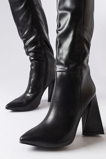 Bottes noires à talon, « Medicina » 2