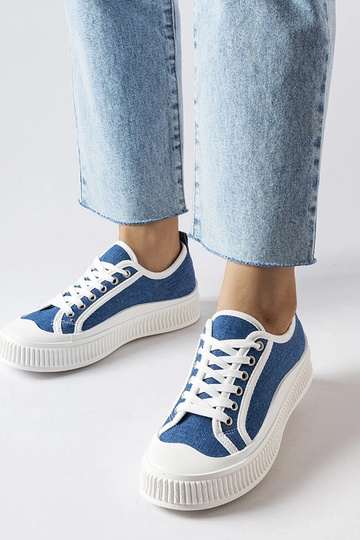 Chaussures bleues sur...