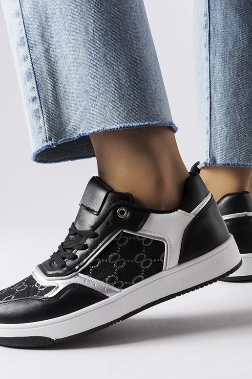 Baskets noires décorées du monogramme...