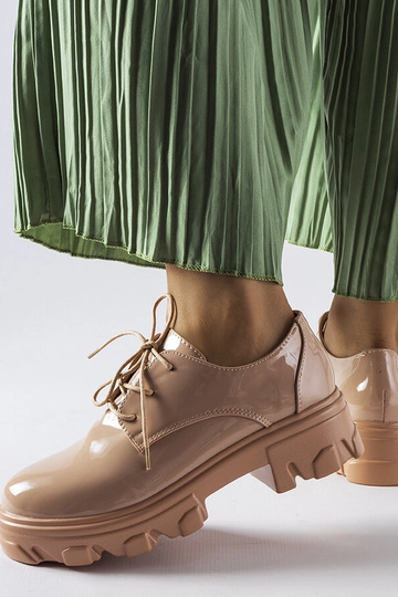Chaussures Kelly en cuir verni beige