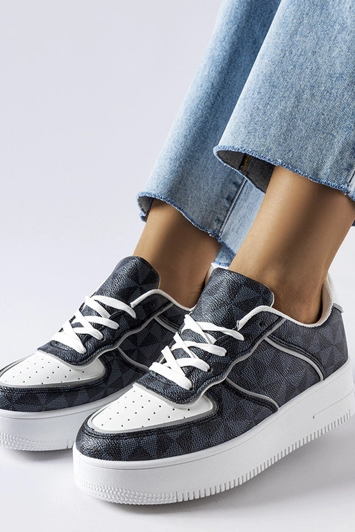 Baskets noires décorées du monogramme...