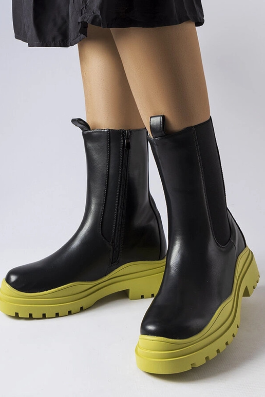 Bottines noires avec semelle colorée... Bottines noires avec semelle colorée...