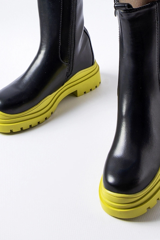 Bottines noires avec semelle colorée...