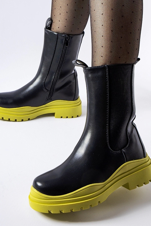 Bottines noires avec semelle colorée...