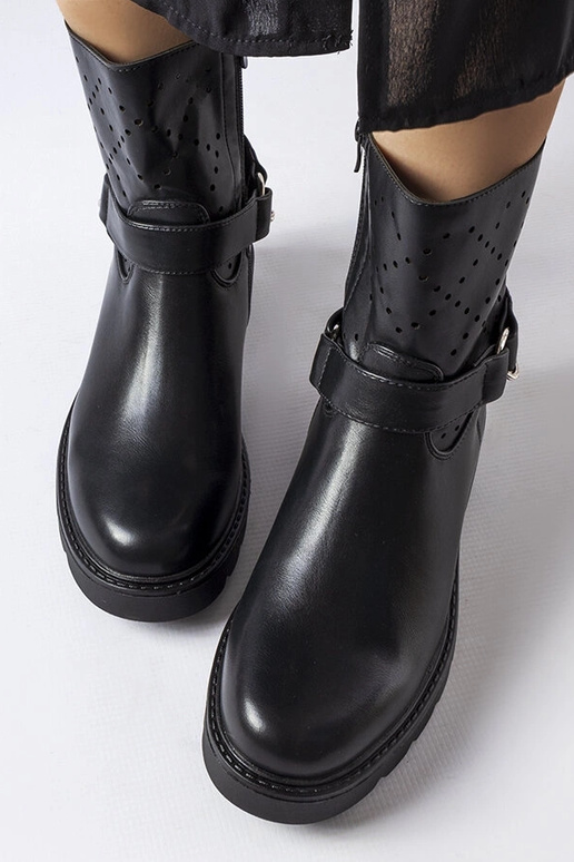 Bottines noires ajourées avec chaîne...