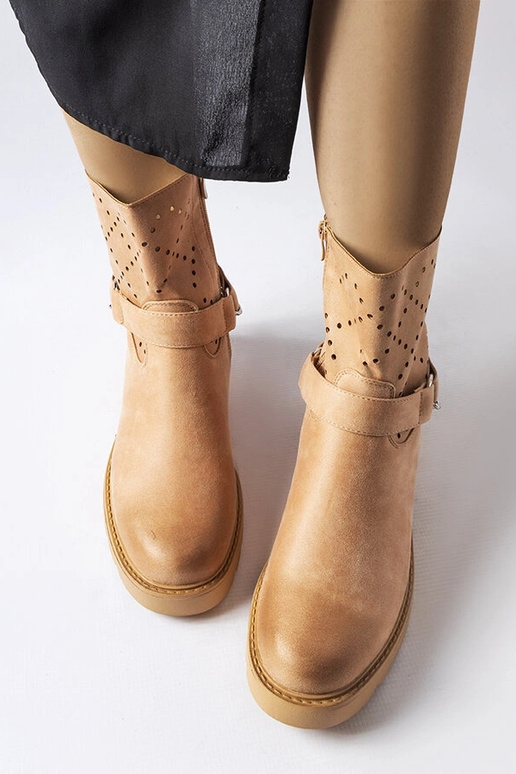 Bottines beiges ajourées avec chaîne...