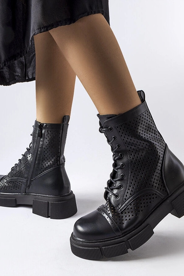 Bottines noires ajourées... 2