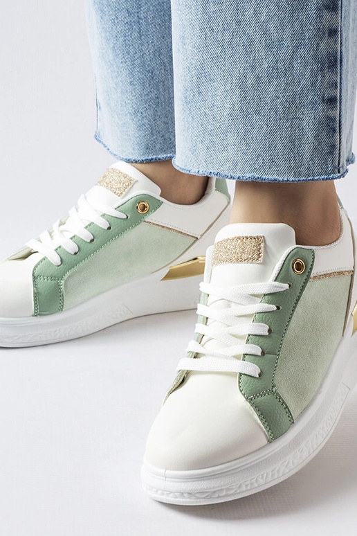 Chaussures blanches et vertes avec...