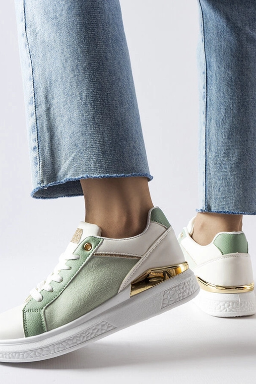 Chaussures blanches et vertes avec...
