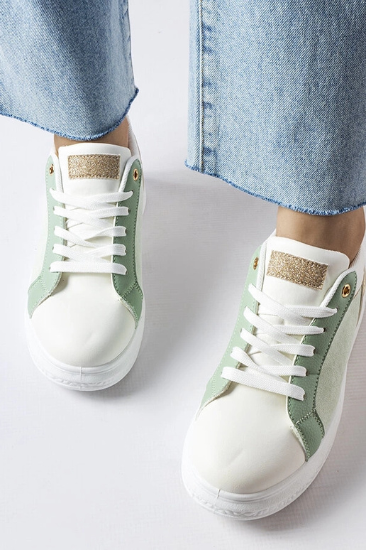 Chaussures blanches et vertes avec...