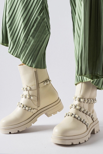 Bottines beiges ornées de...