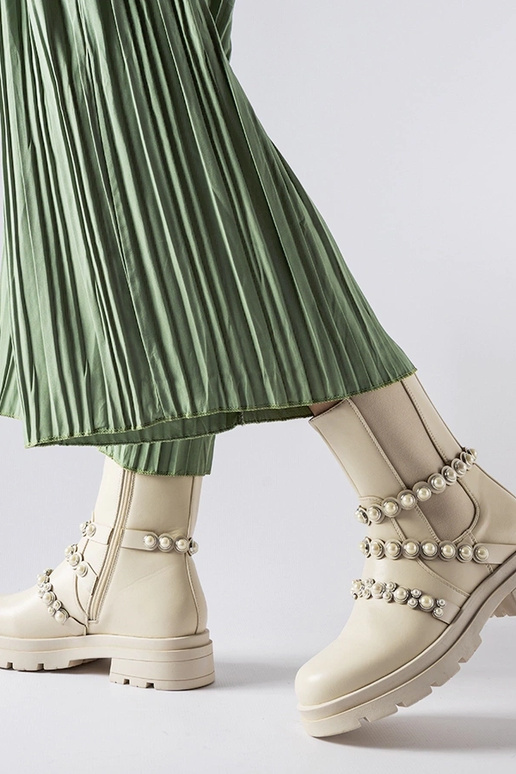 Bottines beiges ornées de perles... Bottines beiges ornées de perles...
