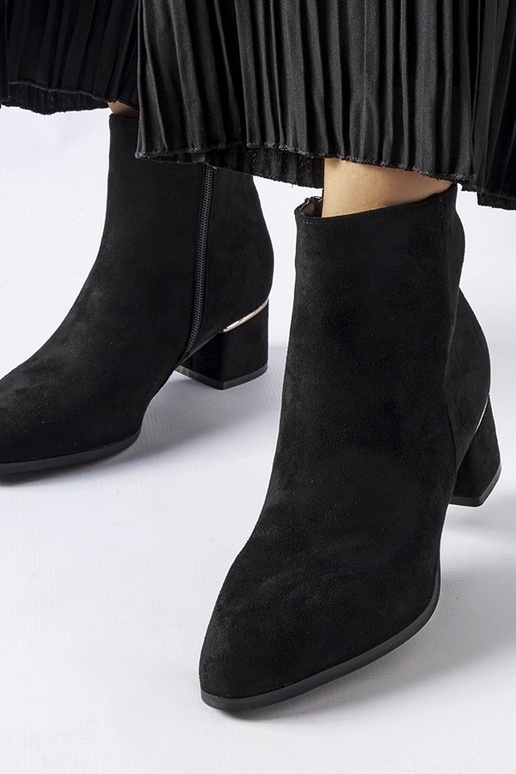 Bottines noires à petit talon, «...