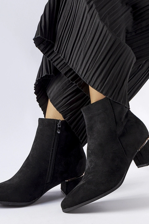 Bottines noires à petit talon, «...