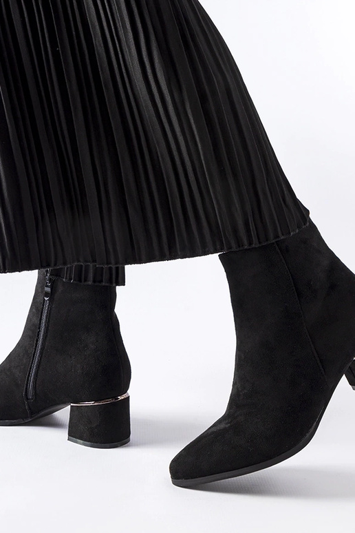 Bottines noires à petit talon, «...