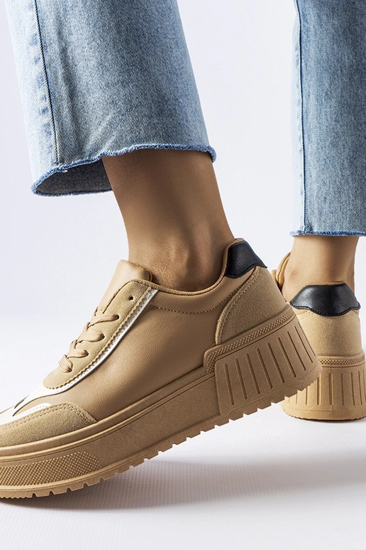 Baskets beiges sur une plateforme...