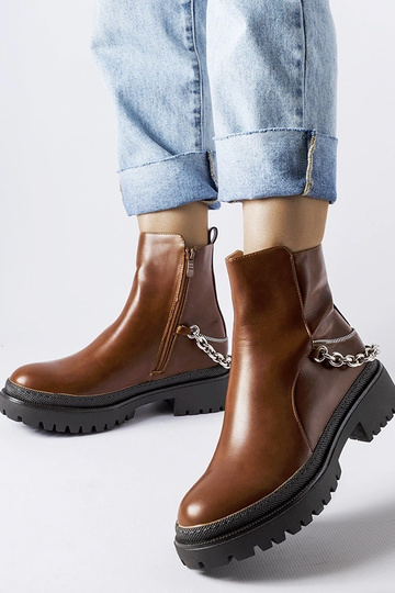 Bottines marron avec chaîne...