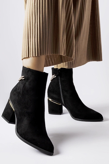 Bottines noires à talon, «...