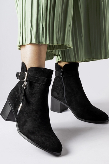 Bottines noires à talon bas...