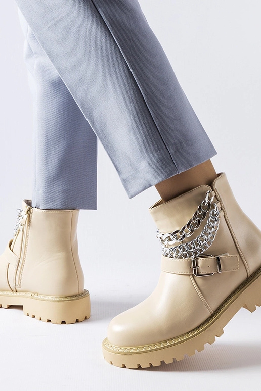 Bottines beiges à chaînes décoratives...