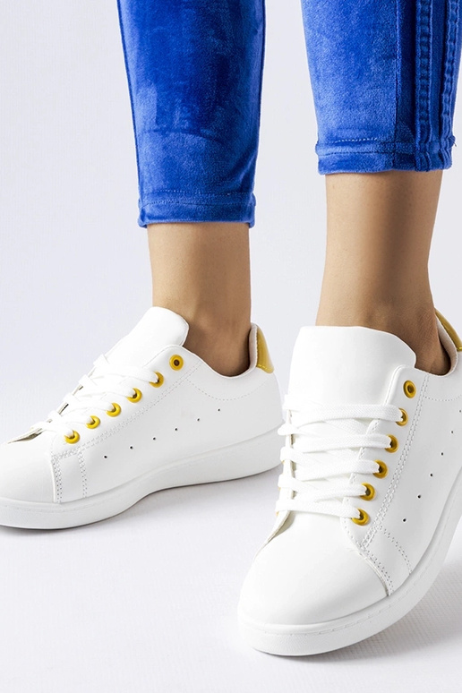 Baskets blanches aux accents jaunes...