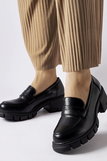 Mocassins classiques noirs sur le bloc Dina